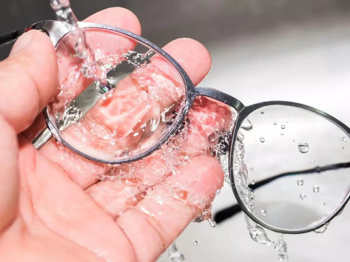 como limpar lente de óculos de grau engordurada